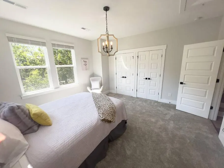 Apartment 4 Story Queen City Retreat! New! Walk To Downtown! Charlotte