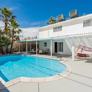 https://the-vegas-escape-near-the-airport-strip-with-pool.las-vegashotels.net