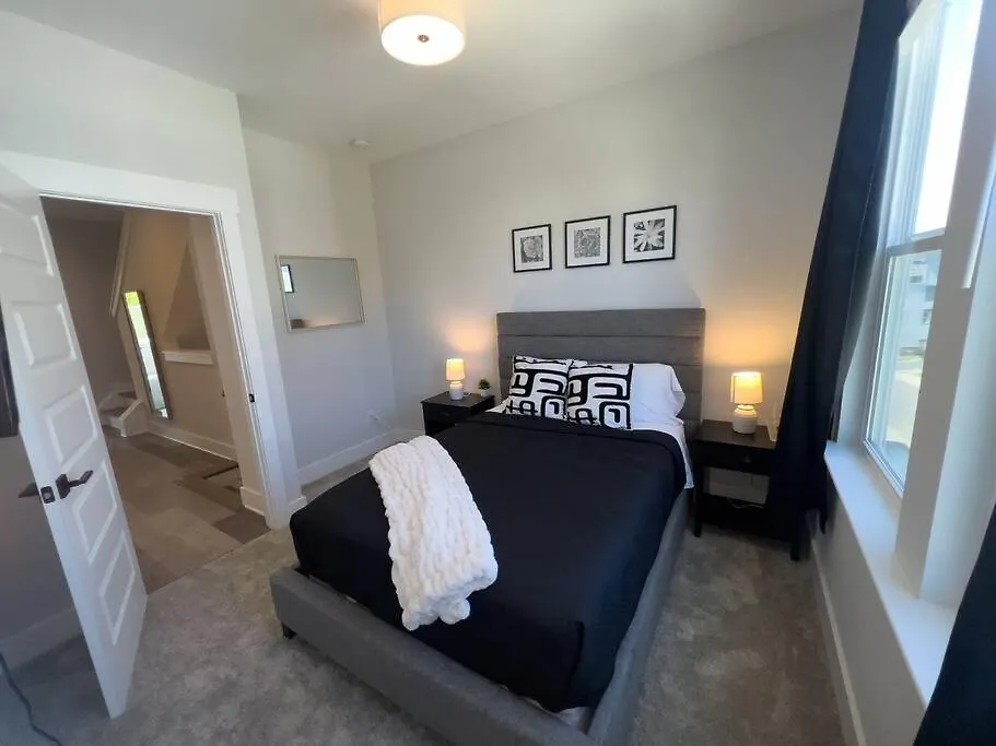 4 Story Queen City Retreat! New! Walk To Downtown! Charlotte